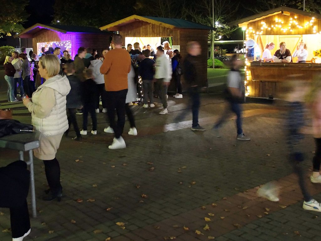 Gut besuchte Stände mit Essen und Trinken auf dem Schulhof während der Nacht der offenen Schule am 28. Oktober 2022.