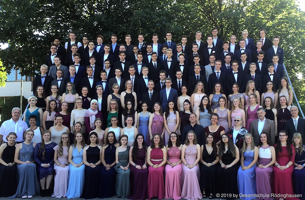 Schülerinnen und Schüler sowie Klassenlehrkräfte des Jahrgangs 10 im Abschlussjahr 2019
