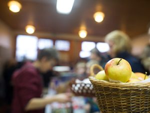 Das Cafeteriateam beim Verkauf.