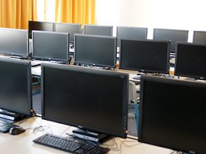 Die Computerräume sind so ausgestattet, dass alle Nutzer jeweils an einem Computer arbeiten können.