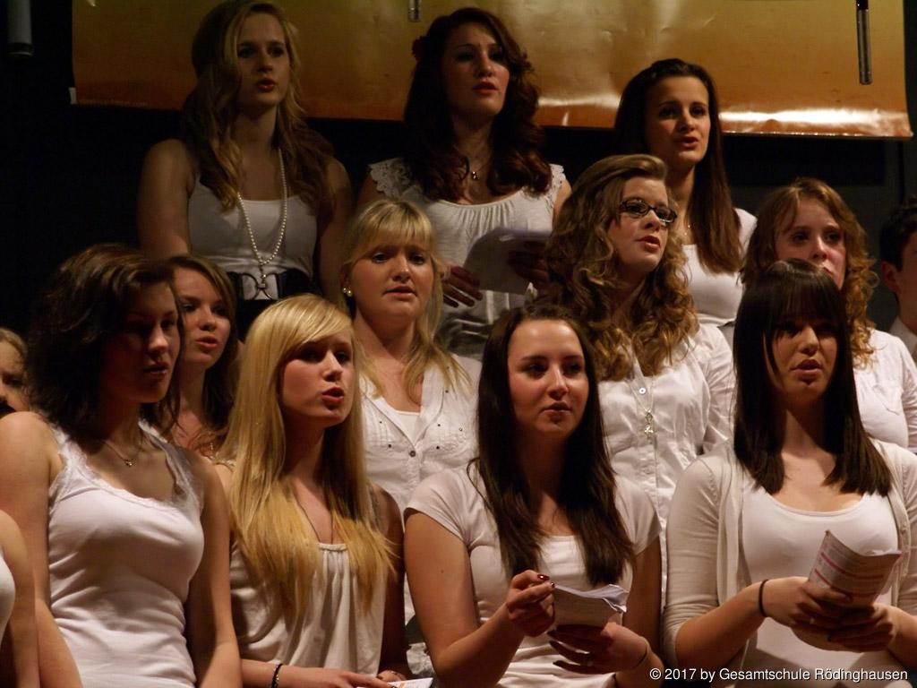 Schülerinnen-Chor bei Musicalaufführung in der Aula