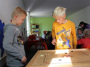 Zwei Schüler spielen im Raum der Schulsozialarbeit.