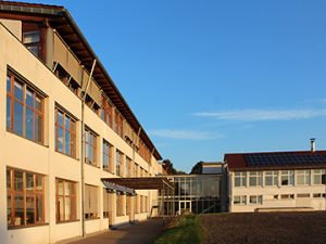 Ein Blick auf den A-Trakt (links) und einen Teil des B-Traktes (rechts) der Gesamtschule Rödinghausen.